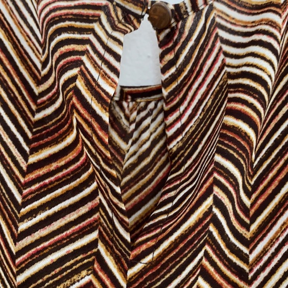 Tahari sleeveless geometric print  top - Picture 3 of 7